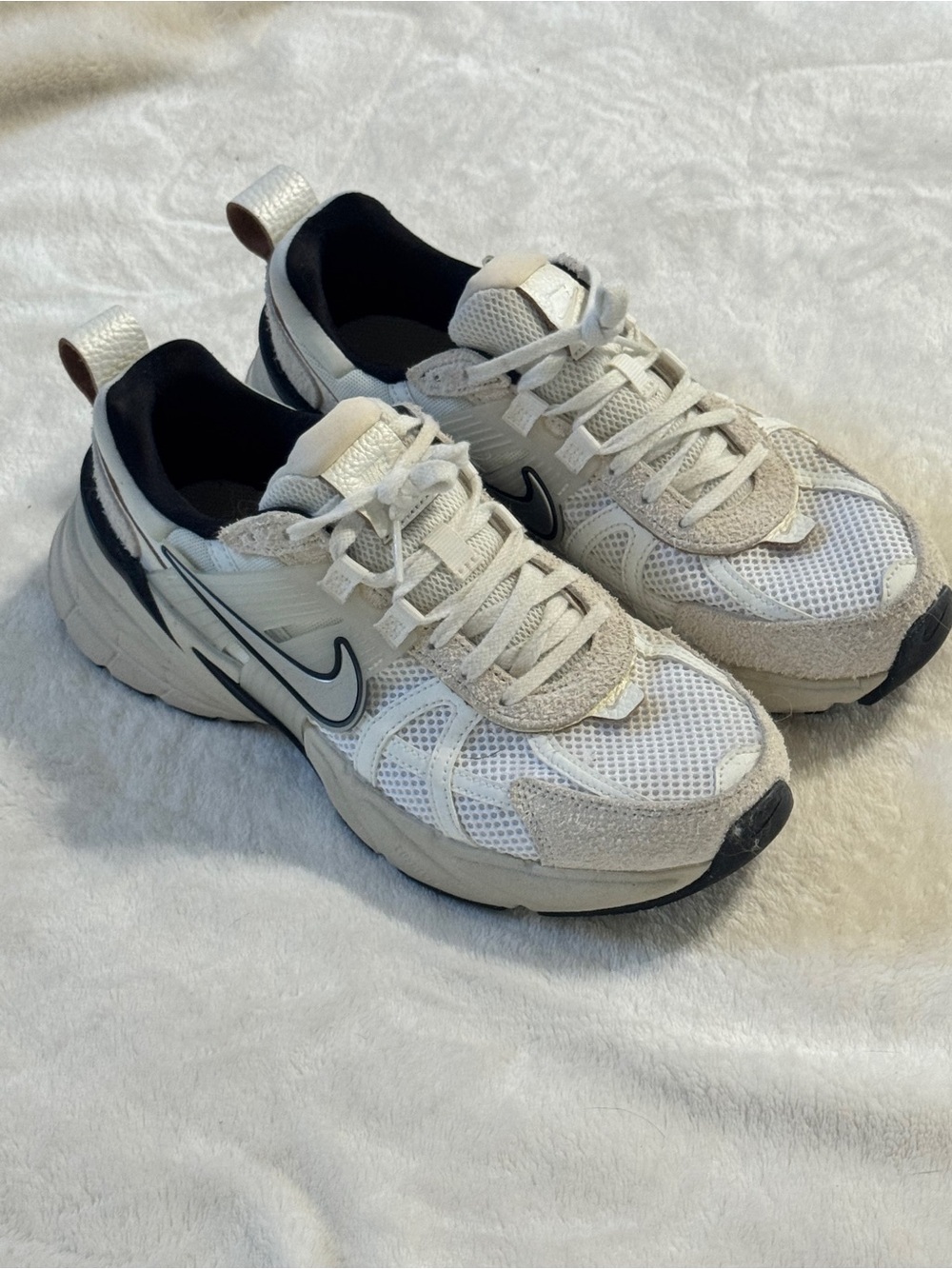 NIKE LIFESTYLE SNEAKER / CHUNKY / MESH / BLACK AND WHITE / SIZE 9 - Picture 2 of 7